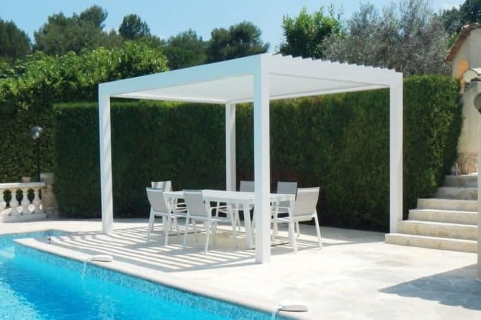 Pergola bioclimatique design blanche